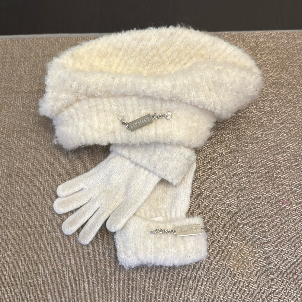 Girl’s hat and gloves